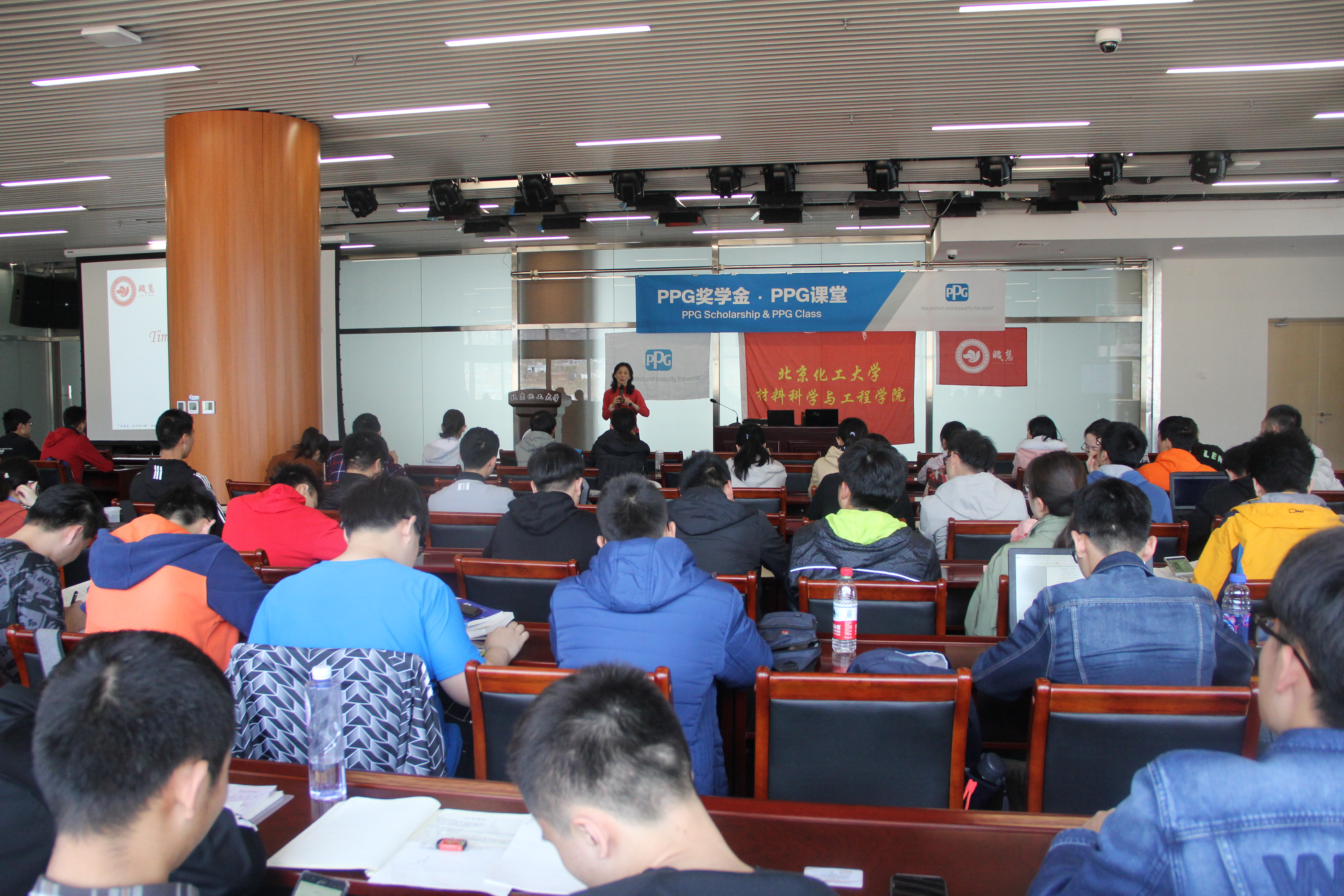 图2学生认真听取讲座.jpg